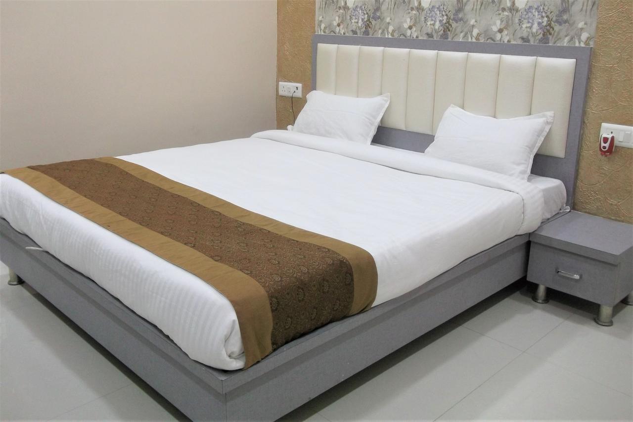 Oyo 10360 Hotel Grand Manoranjan جوراكبور المظهر الخارجي الصورة