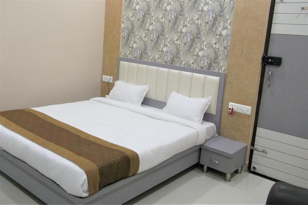Oyo 10360 Hotel Grand Manoranjan جوراكبور المظهر الخارجي الصورة