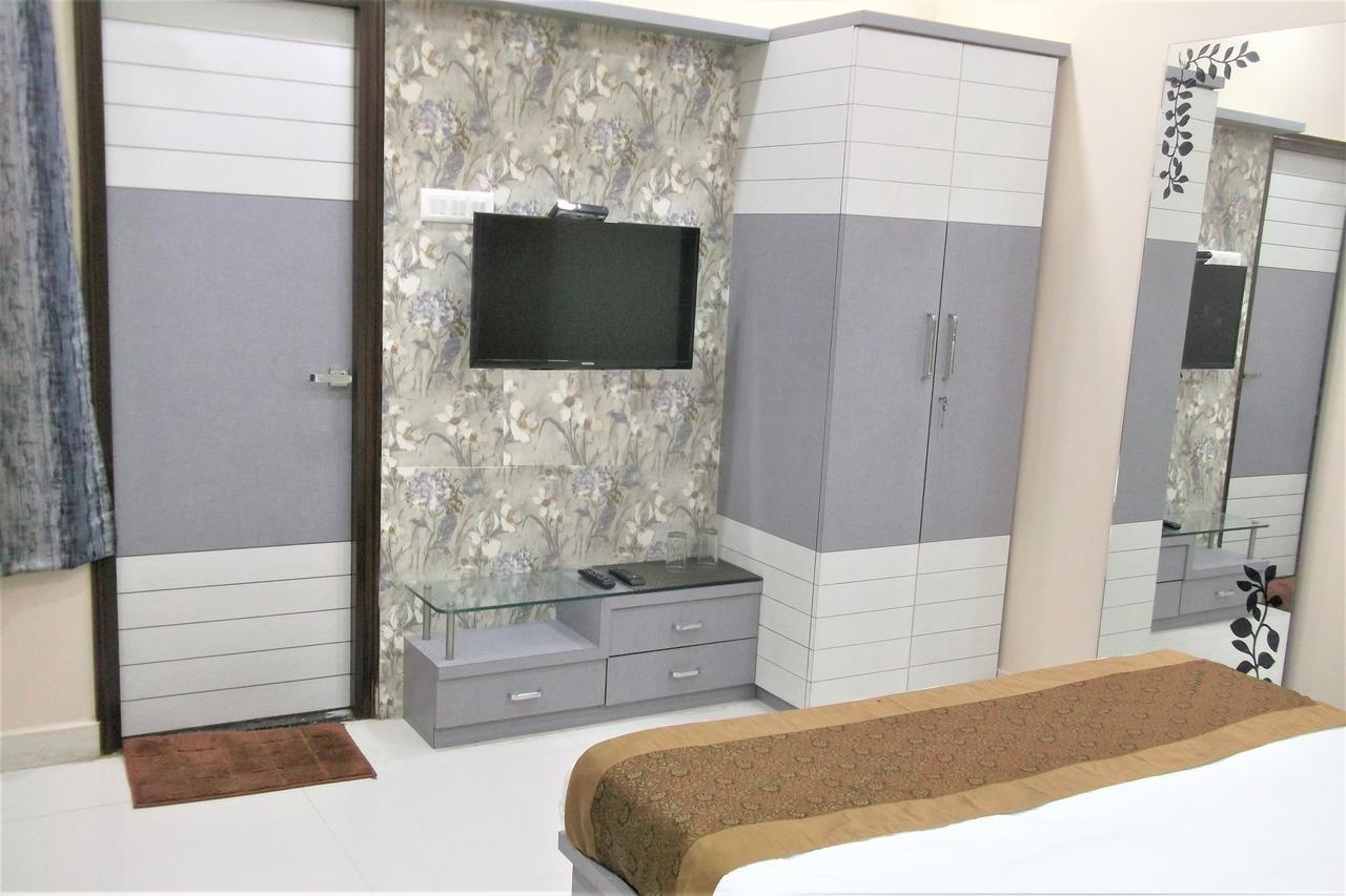 Oyo 10360 Hotel Grand Manoranjan جوراكبور المظهر الخارجي الصورة